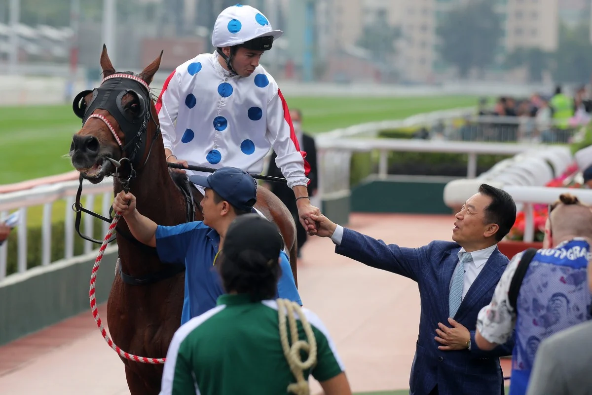 姚本輝信託巴沙拉拿策騎旅 Bubble 遠征迪拜 世界盃夜爭奪杜拜草地賽冠軍